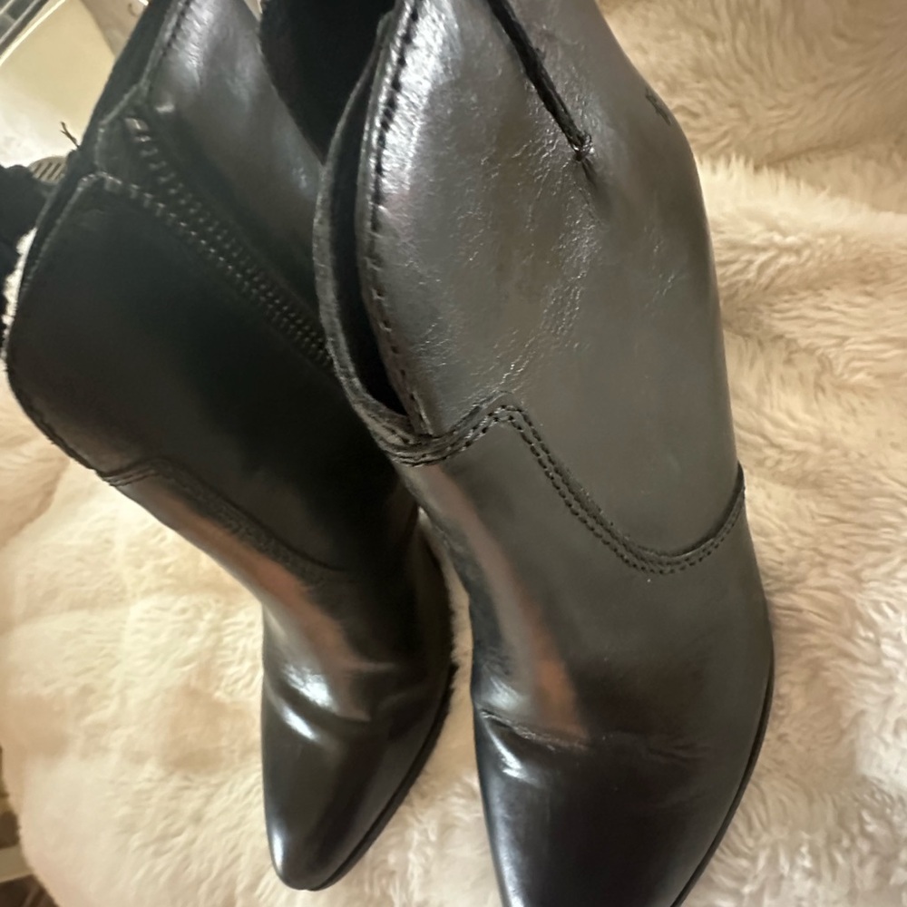 FRYE JENNIFER BOOTIE
71345
3471345-BLK
BLACK Sz 6.5